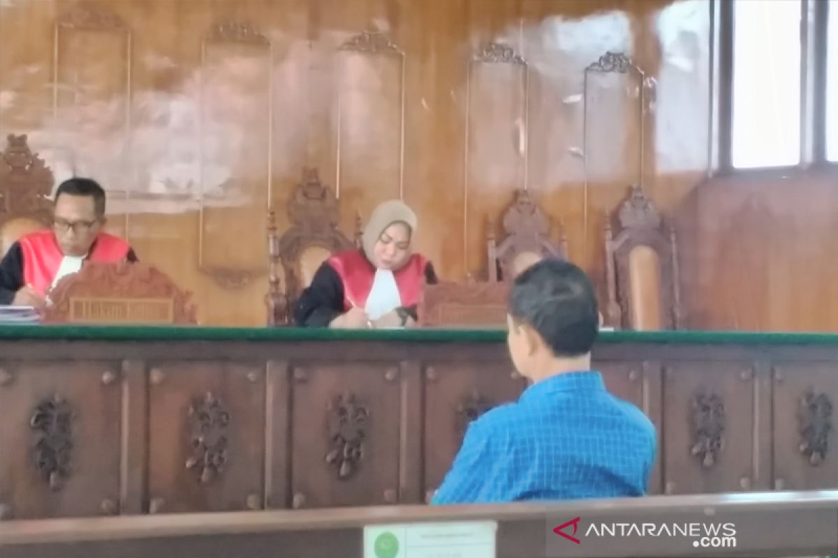 Kepala dinas disidang di pengadilan karena aniaya kepala  desa