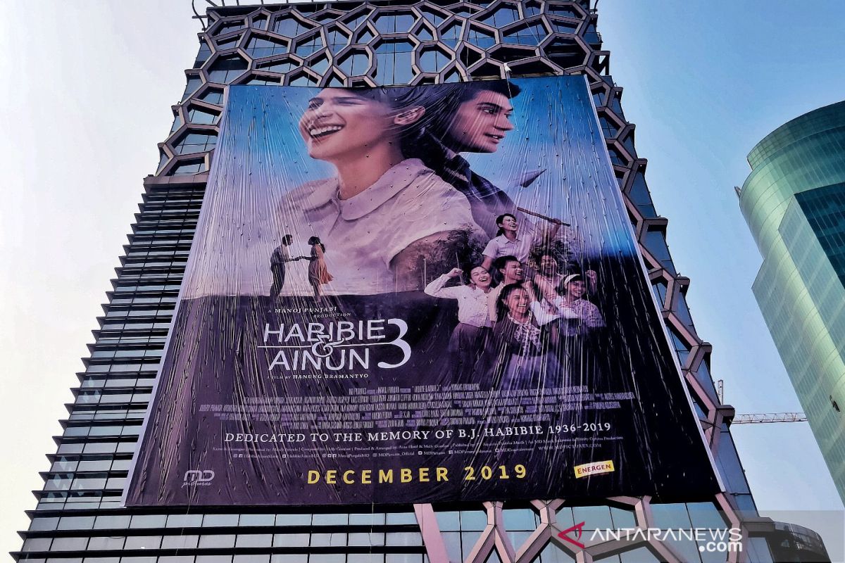 Persembahan spesial, "Habibie & Ainun 3" dibuatkan poster raksasa
