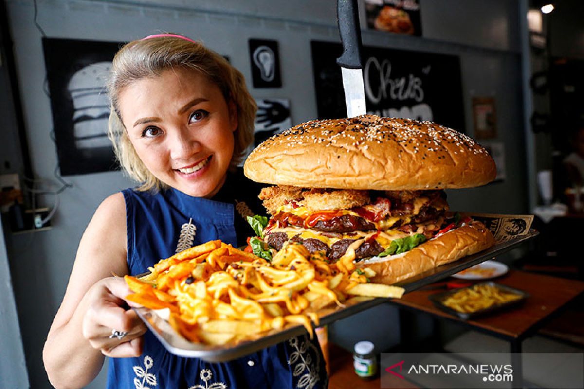 Lomba makan "burger" terbesar 10.000 kalori di Bangkok