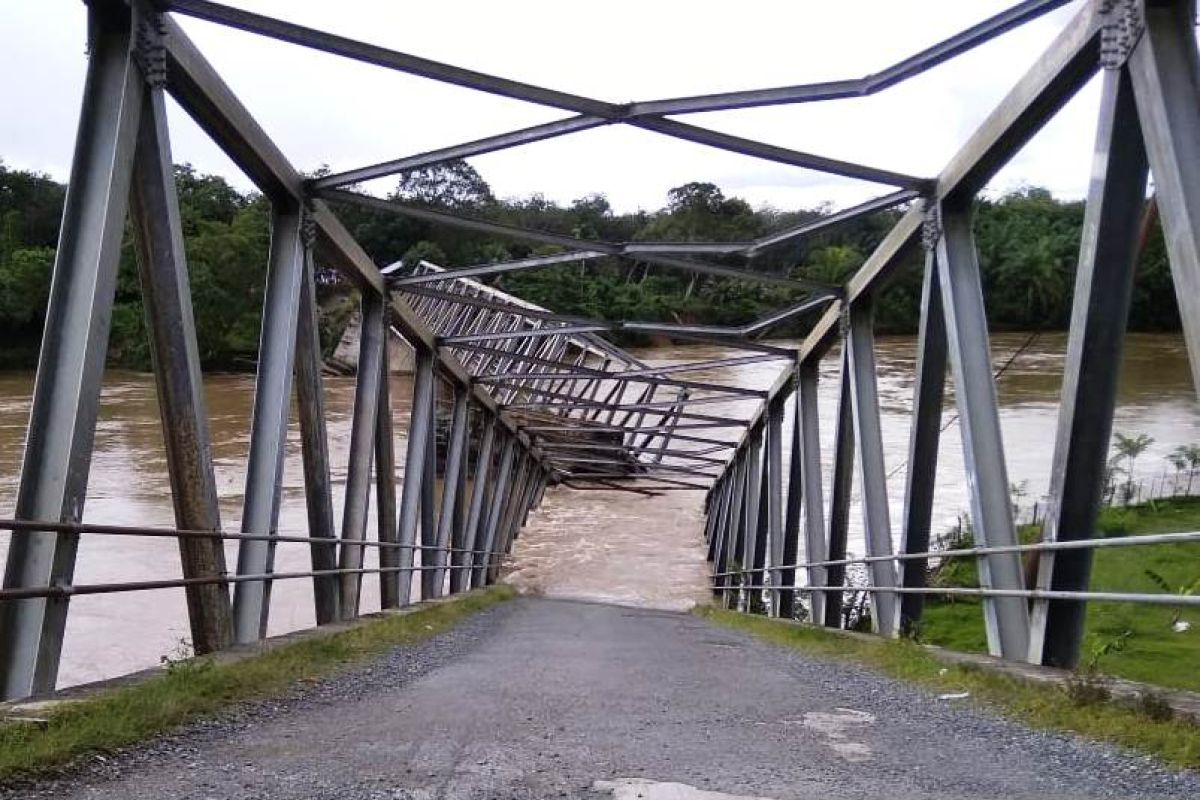 Ambruknya jembatan  ganggu perekonomian warga di Aceh Barat