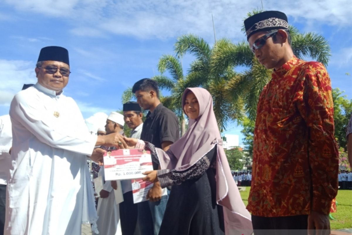 Rp1 miliar per tahun 1.000 santri di Aceh Barat terima beasiswa