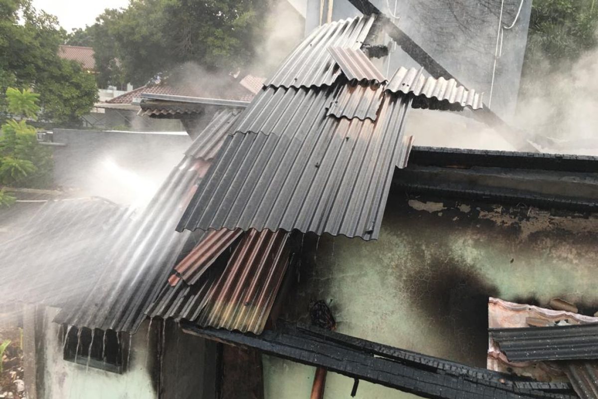 Akibat korslet colokan ponsel, rumah  di Pasar Rebo terbakar