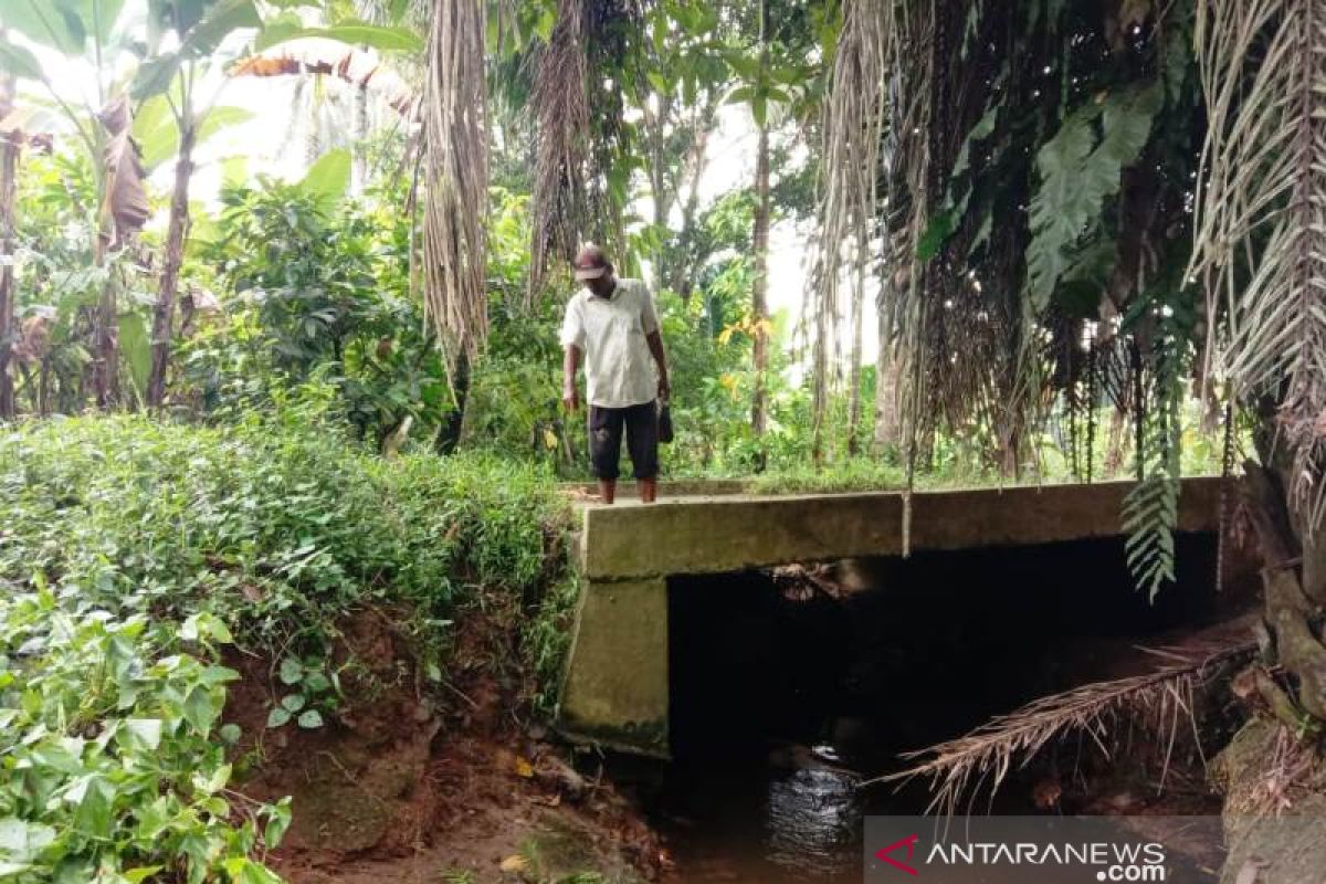 Jembatan di Sayur Matinggi miring akibat hantaman banjir