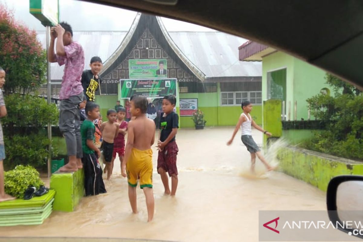 Siswa SDN 06 Sungai Beremas Pasaman Barat diliburkan akibat banjir