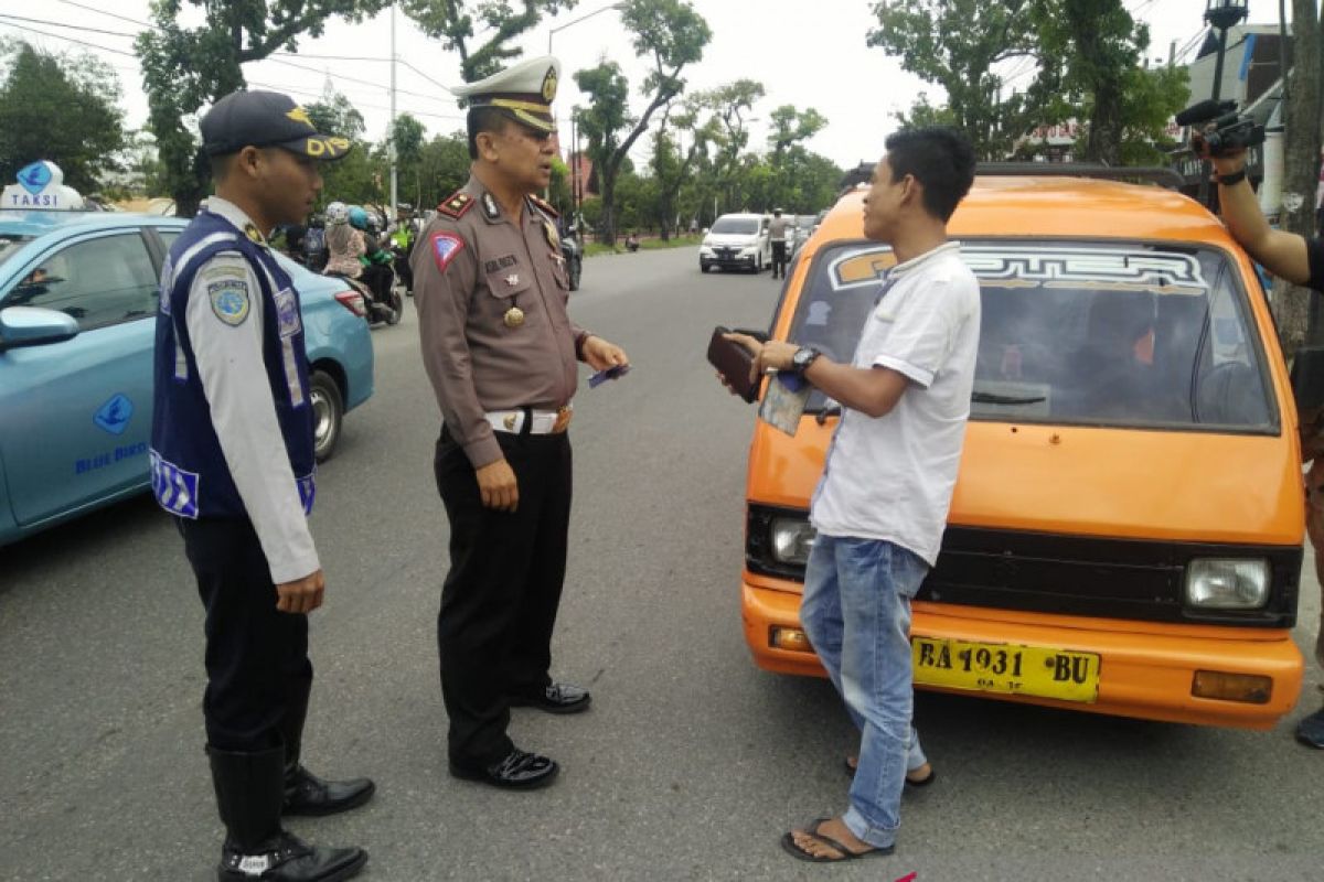 Operasi Zebra Polresta Padang kandangkan tujuh angkot dan tilang 50 sopir