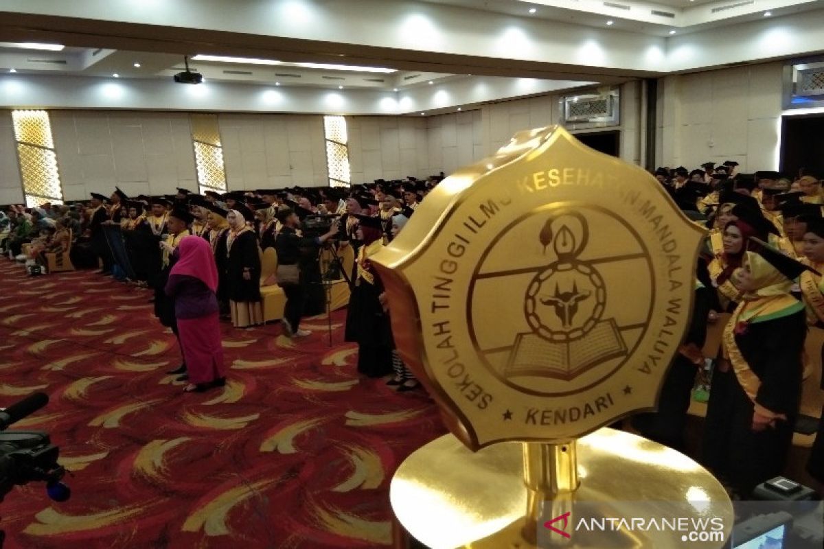 STIKES Mandala Waluya Kendari mewisuda 724 lulusan
