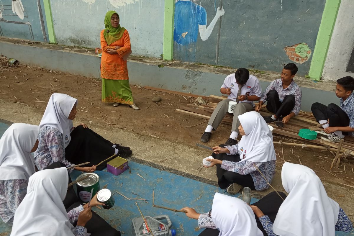 Siswa SMAN 1 Ampekangkek Agam hasilkan irama lagu daerah dari alat musik barang bekas