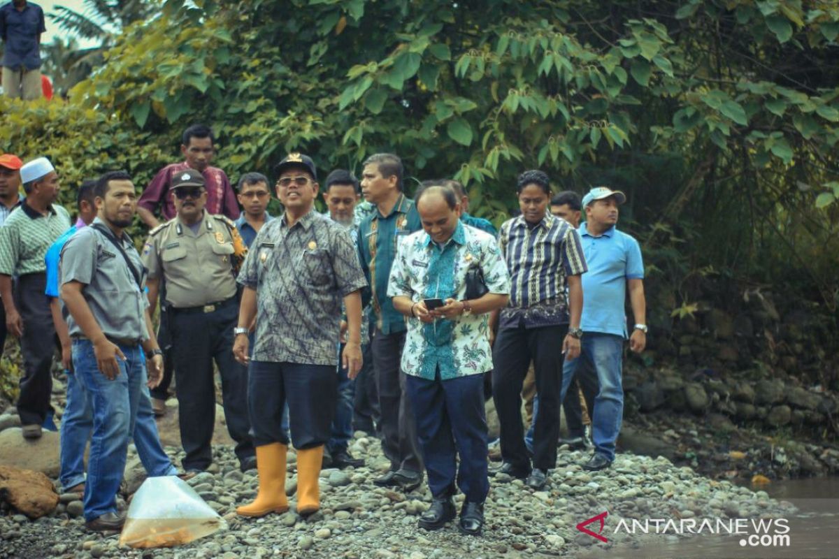 Dinas Kelautan Sumut tabur ikan di lubuk larangan