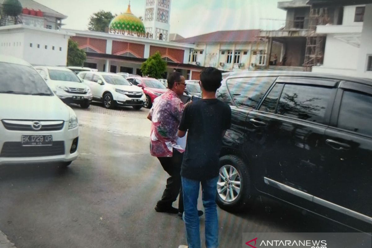 Usai diperiksa KPK, Kadis Perdagangan Medan  langsung kabur hindari kejaran wartawan