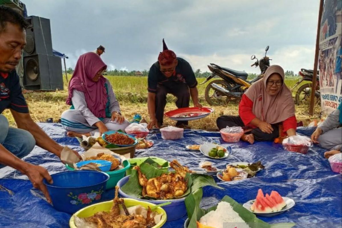 Petani Desa Rias gelar Sedekah Bumi