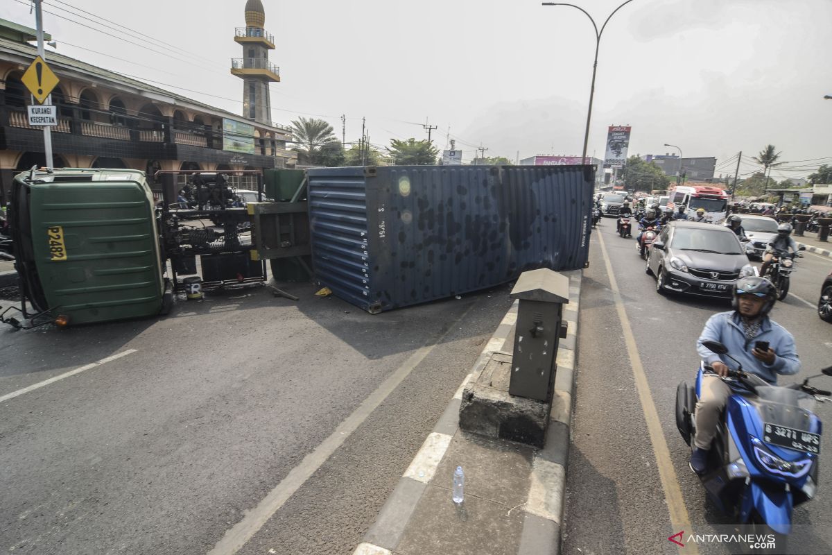 Truk kontainer hantam sejumlah kendaraan di Cianjur