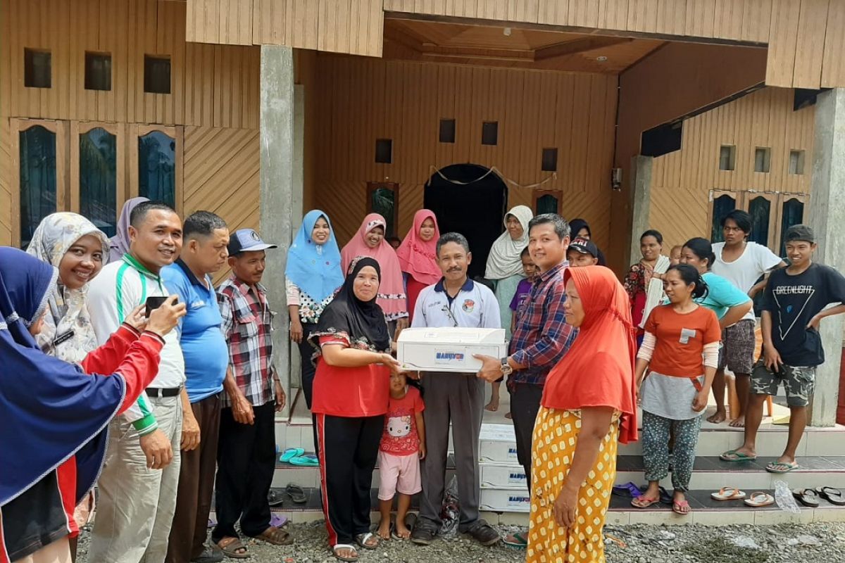 Mukomuko serahkan bantuan insektisida untuk petani