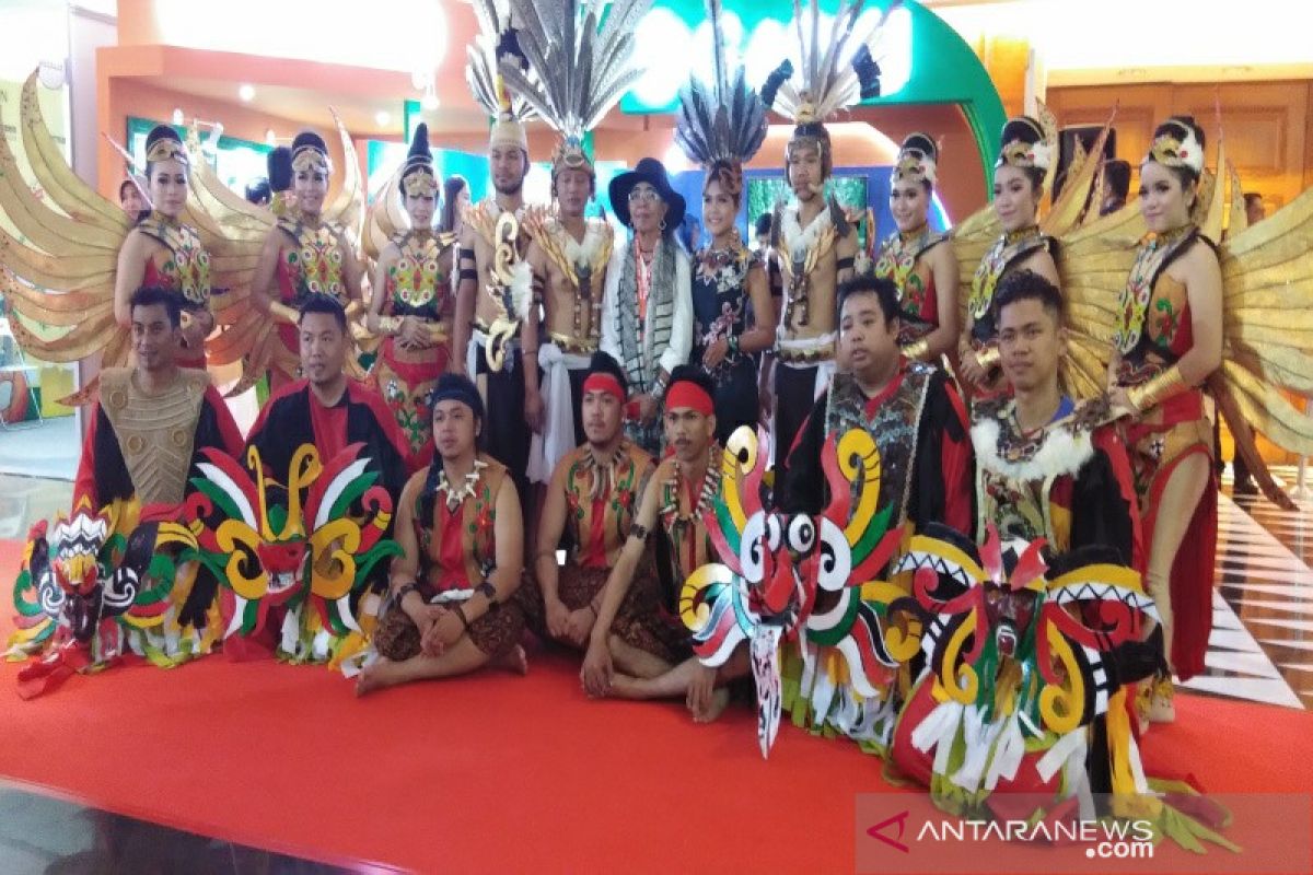 Tarian etnik Dayak hipnotis peserta IPOC 2019