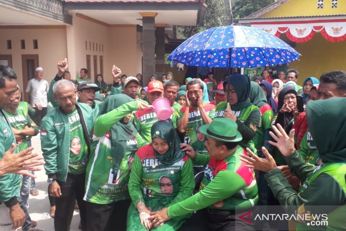 Pilkades serentak, calon Kades di Bogor lakukan mandi kembang