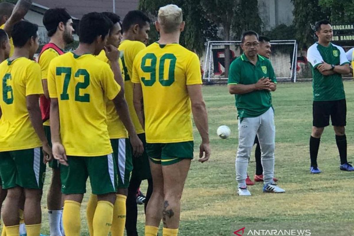 Usai teken kontrak, Aji Santoso langsung pimpin latihan Persebaya (video)