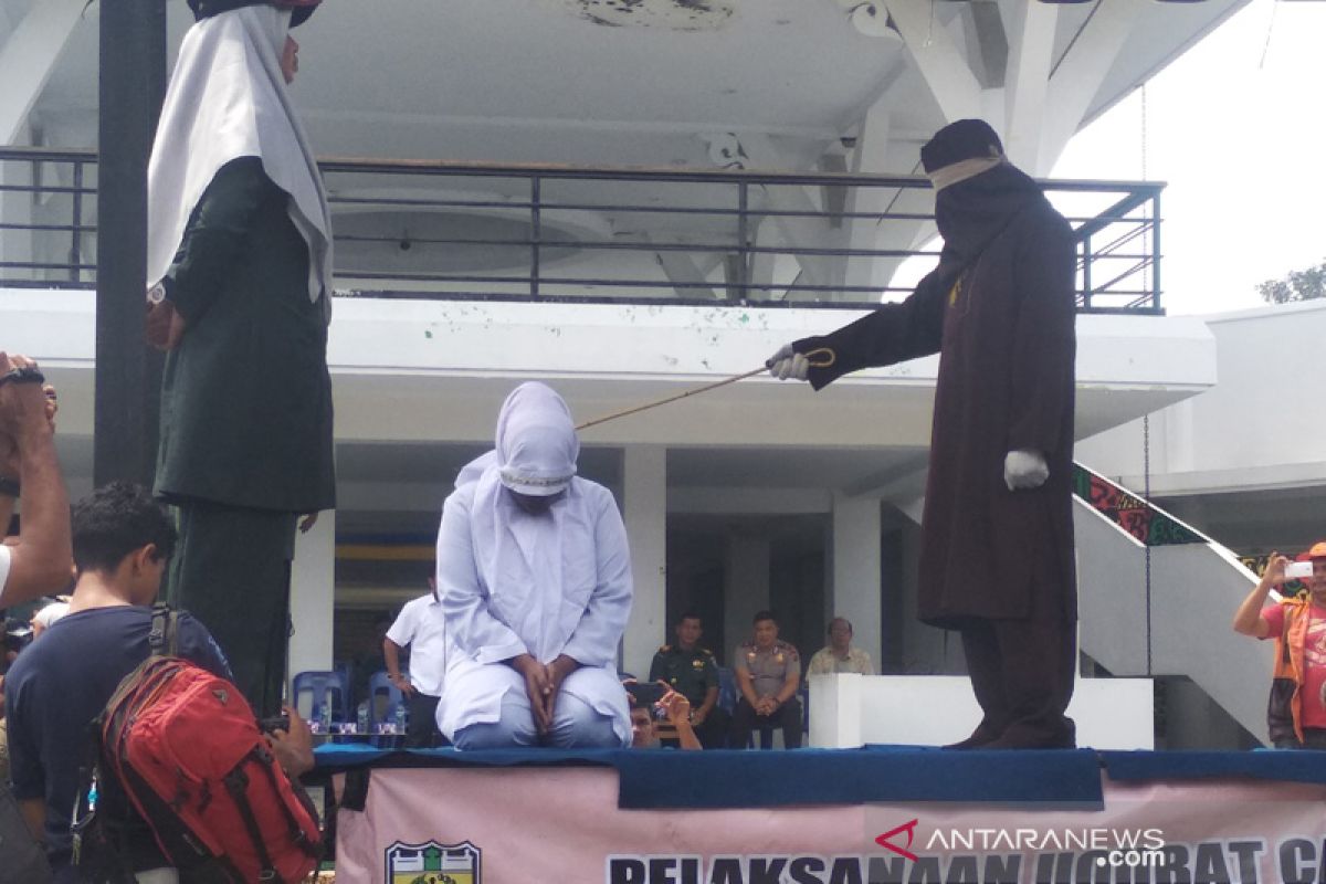 Tiga pelaku mesum dihukum cambuk