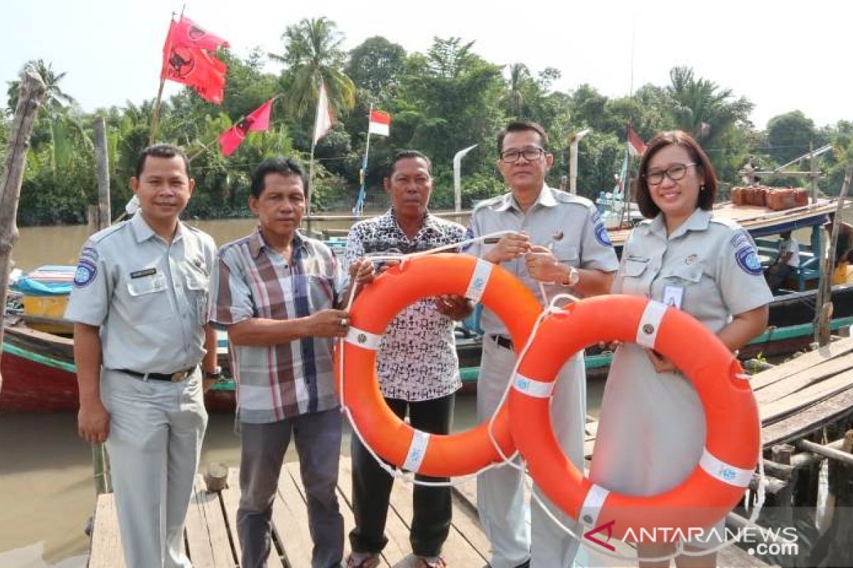 Jasa Raharja Babel serahkan alat keselamatan untuk tiga operator kapal