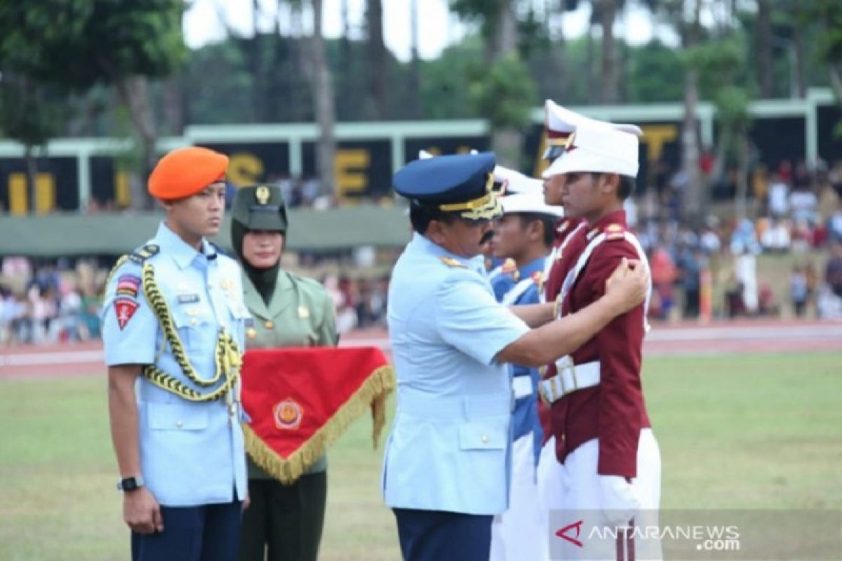 Panglima TNI Marsekal TNI Hadi Tjahjanto mewisuda 860 taruna baru TNI-Polri