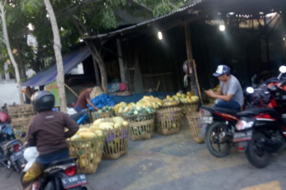 Dampak penyegelan, pedagang pasar tumpah marak di Tanjungsari Surabaya