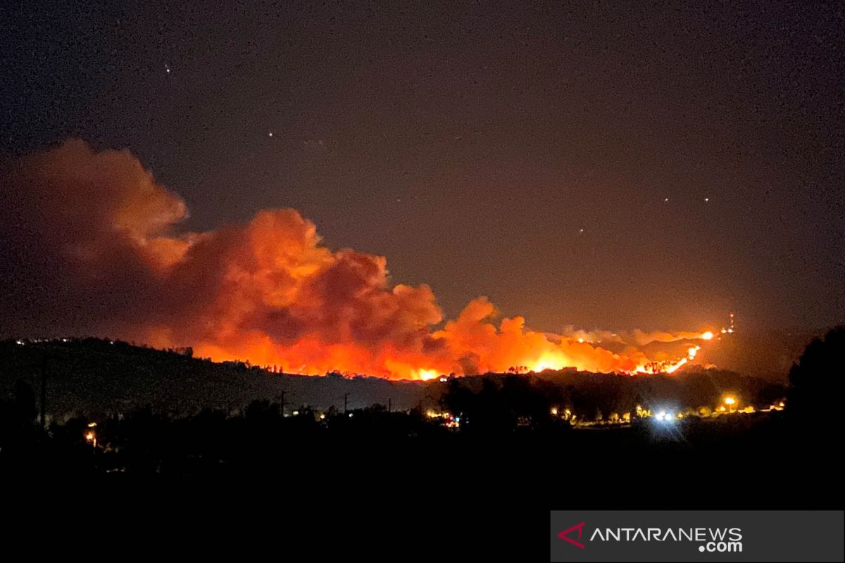 Hampir 8.000 orang warga dievakuasi akibat "Apple Fire" di California