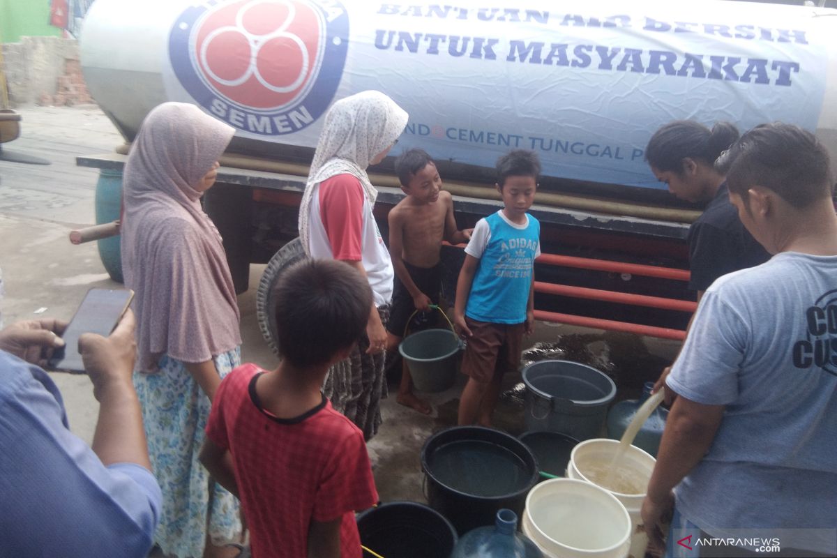 jutaan liter air bersih disalurkan Indocement selama kemarau 2019