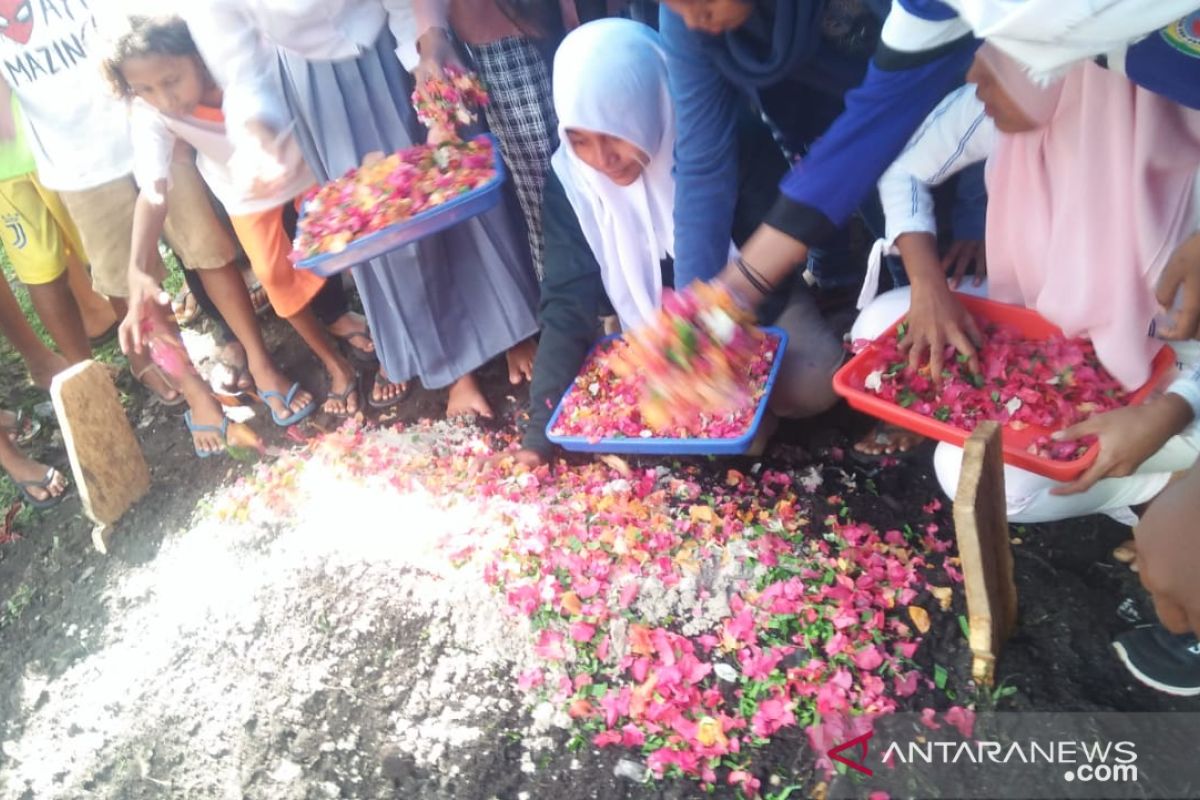 Isak tangis iringi pemakaman Alfin Farhan Lestaluhu