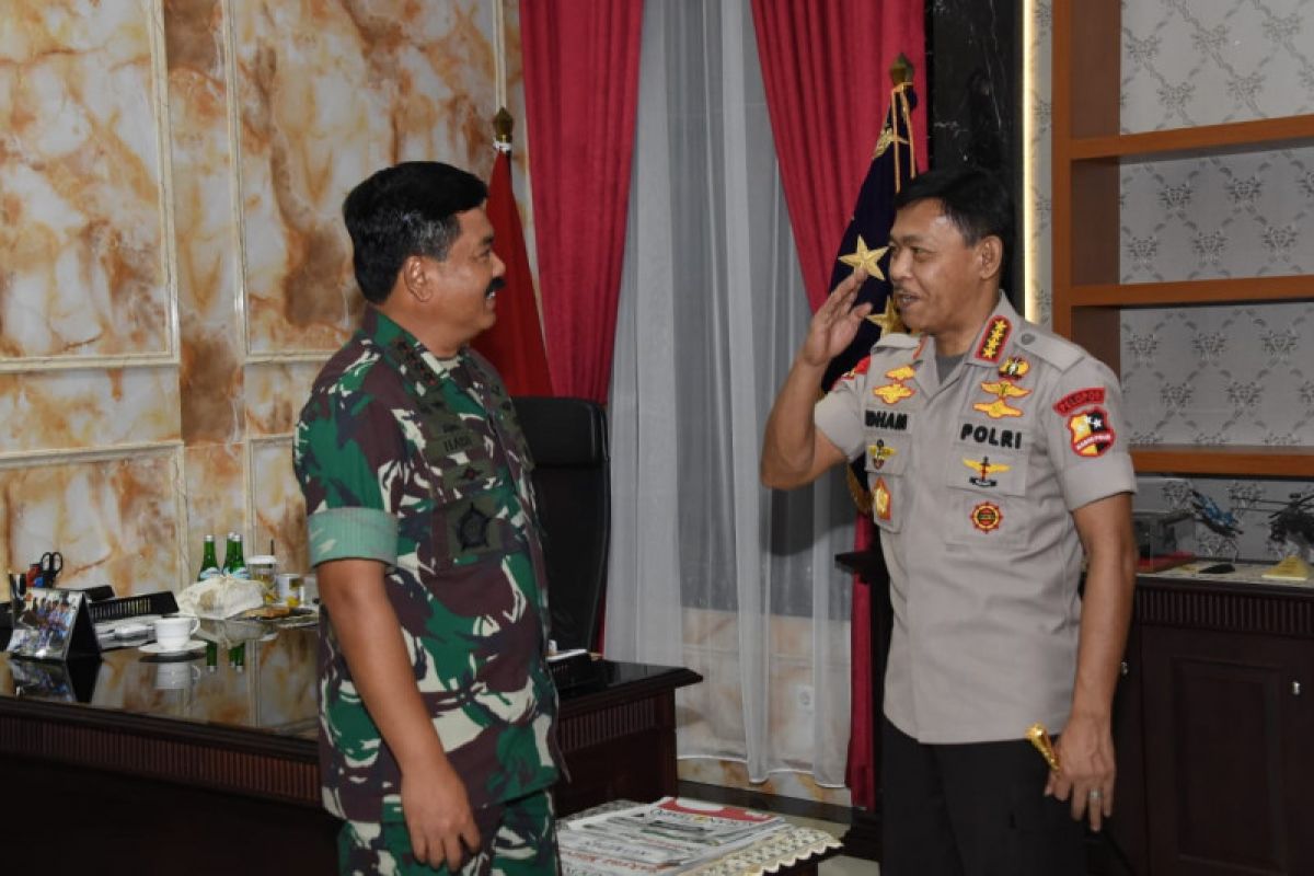 Kapolri Idham Aziz sambangi Hadi Tjahjanto perkuat soliditas TNI-Polri