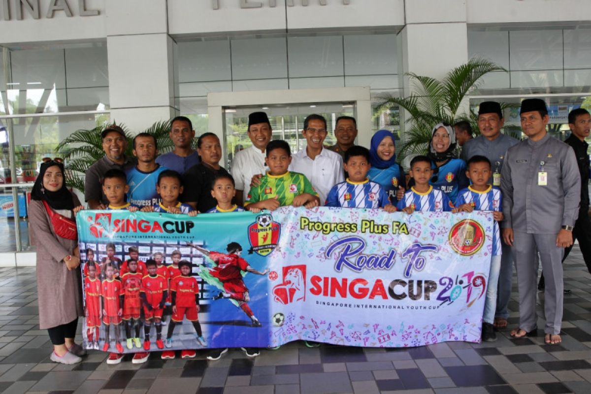 Wakil Wali Batam lepas tim sepak bola u-10 ke Singapura