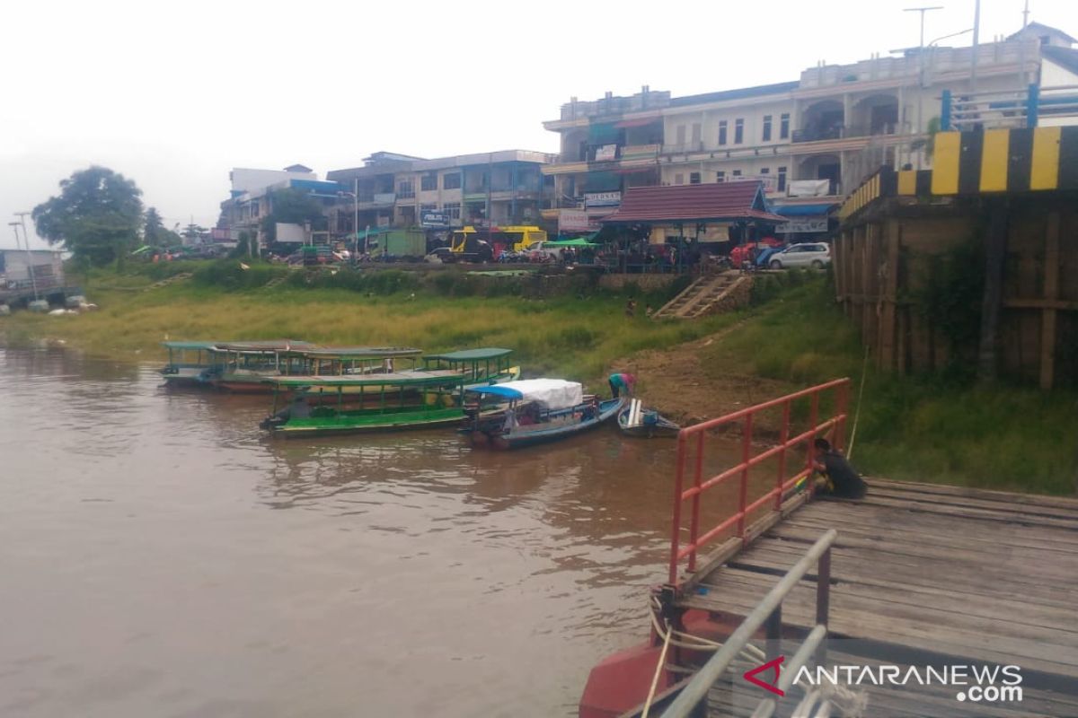 Penambang long boat Sintang akui penghasilanya berkurang