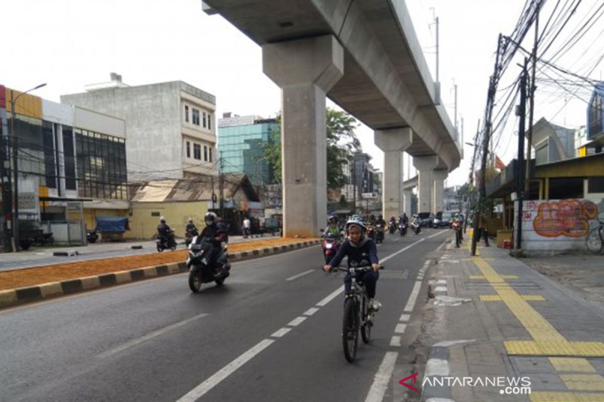 Waduh, rombongan pesepeda diseruduk mobil di Jalan Sudirman