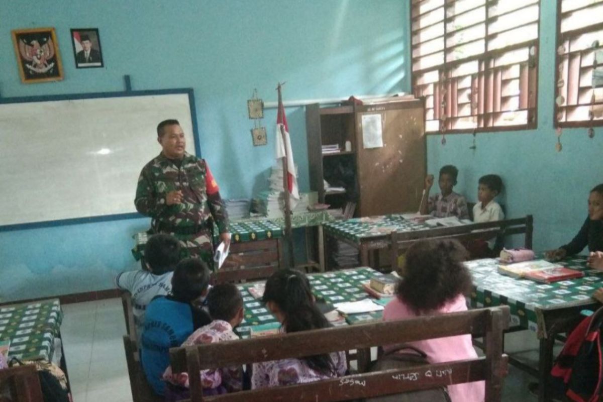 Babinsa Biak Kota bantu mengajar di SD YPK Maryendi