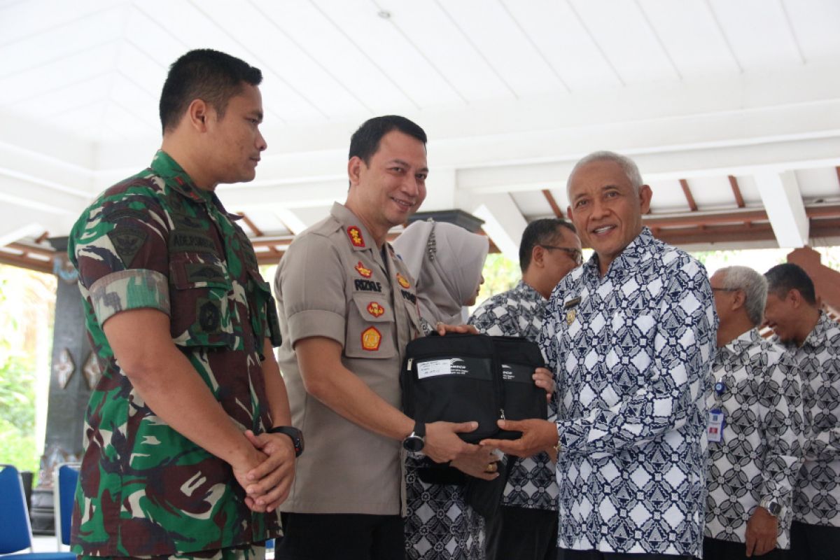Bupati Sleman menyerahkan mobil dinas ke pejabat daerah, TNI dan Polri