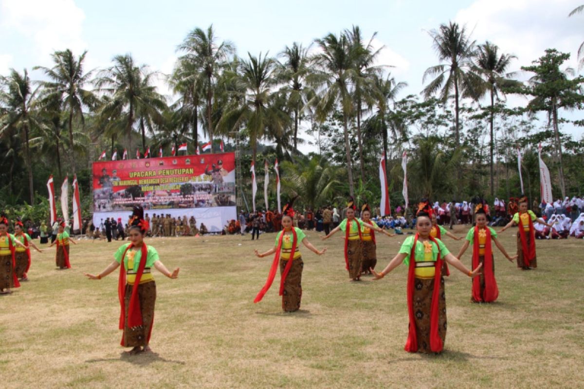 Tarian Megat Megot meriahkan upacara penutupan TMMD