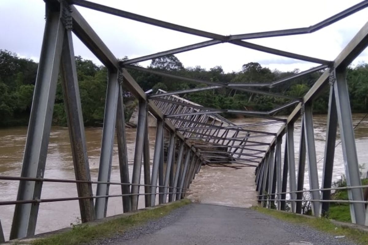 Pemkab selidiki penyebab ambruknya jembatan rangka baja