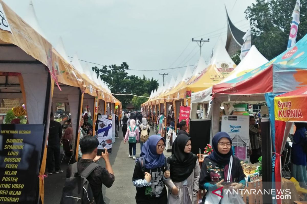 Kerajinan Tangan Mahasiswa Semarakkan Expo Kewirausahaan UNP (Video)