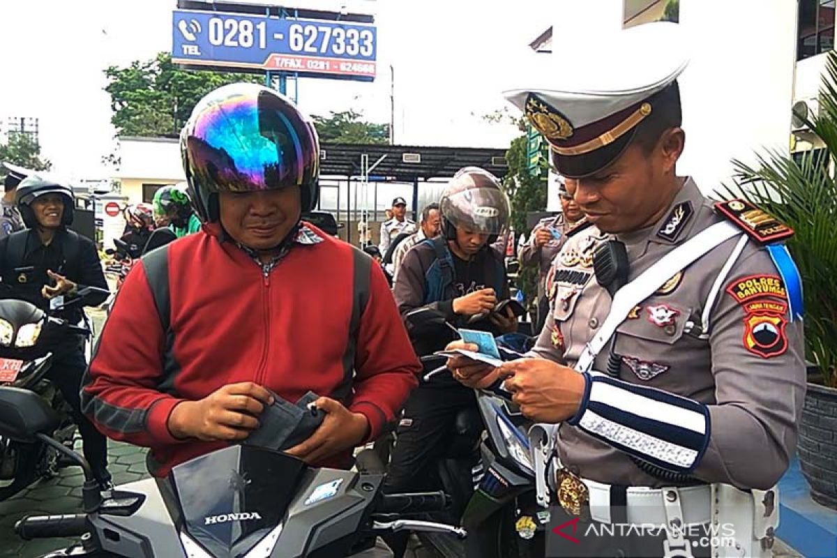 Puluhan pelanggar lalu lintas di Purwokerto sidang di tempat