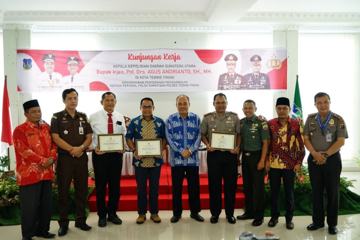 Wali Kota Tebing Tinggi beri penghargaan personel Poldasu dan Polres ungkap kasus pembunuhan guru SD