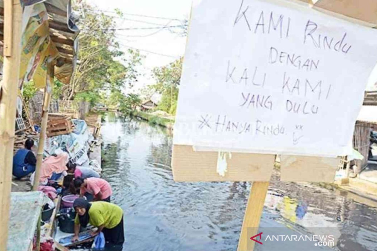 warga Sukaraya Bekasi cuci pakaian di sungai tercemar limbah