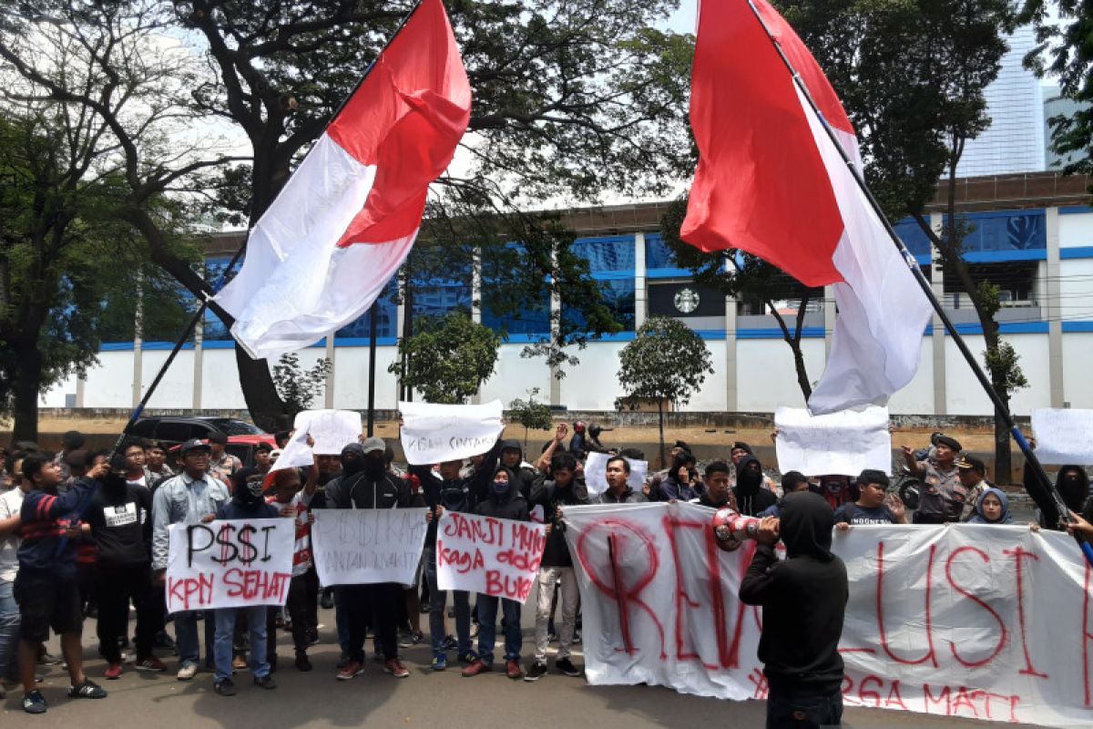 Puluhan suporter demonstrasi saat Kongres PSSI