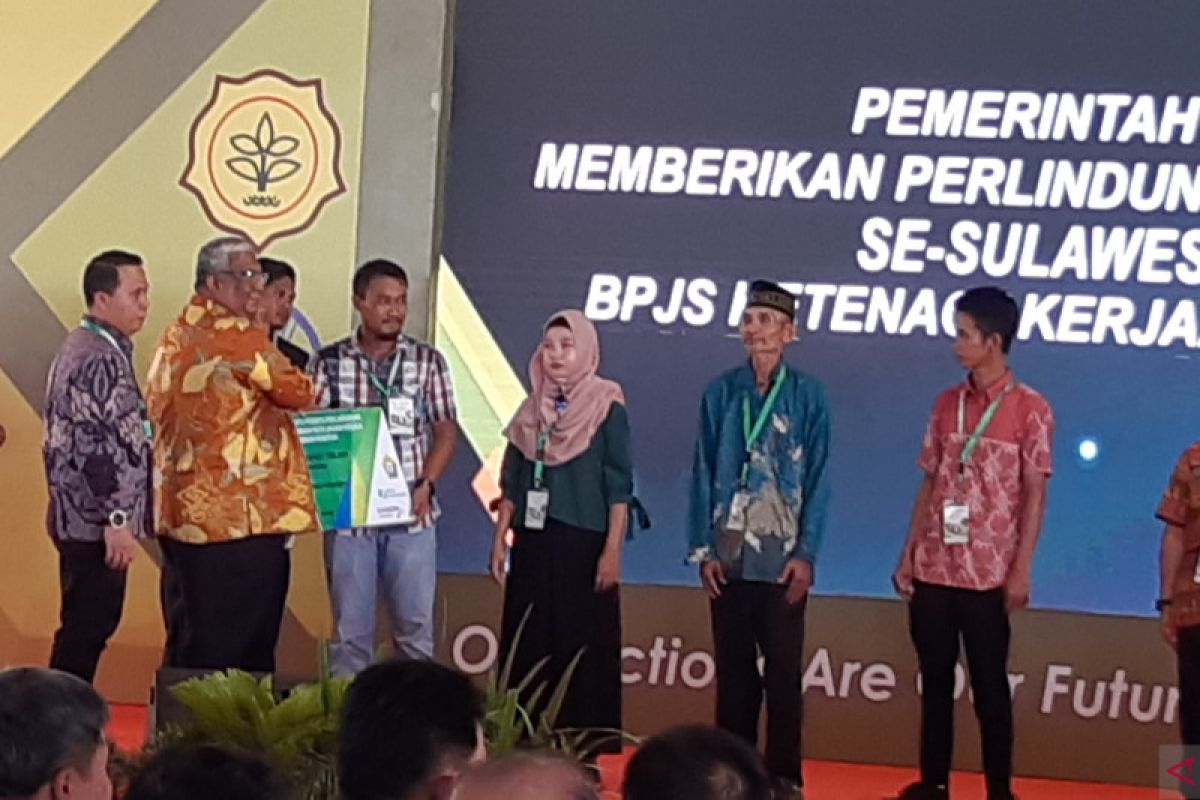 Momen HPS, BPJS Ketenagakerjaan Serahkan 18.000 kartu ke Petani Sultra