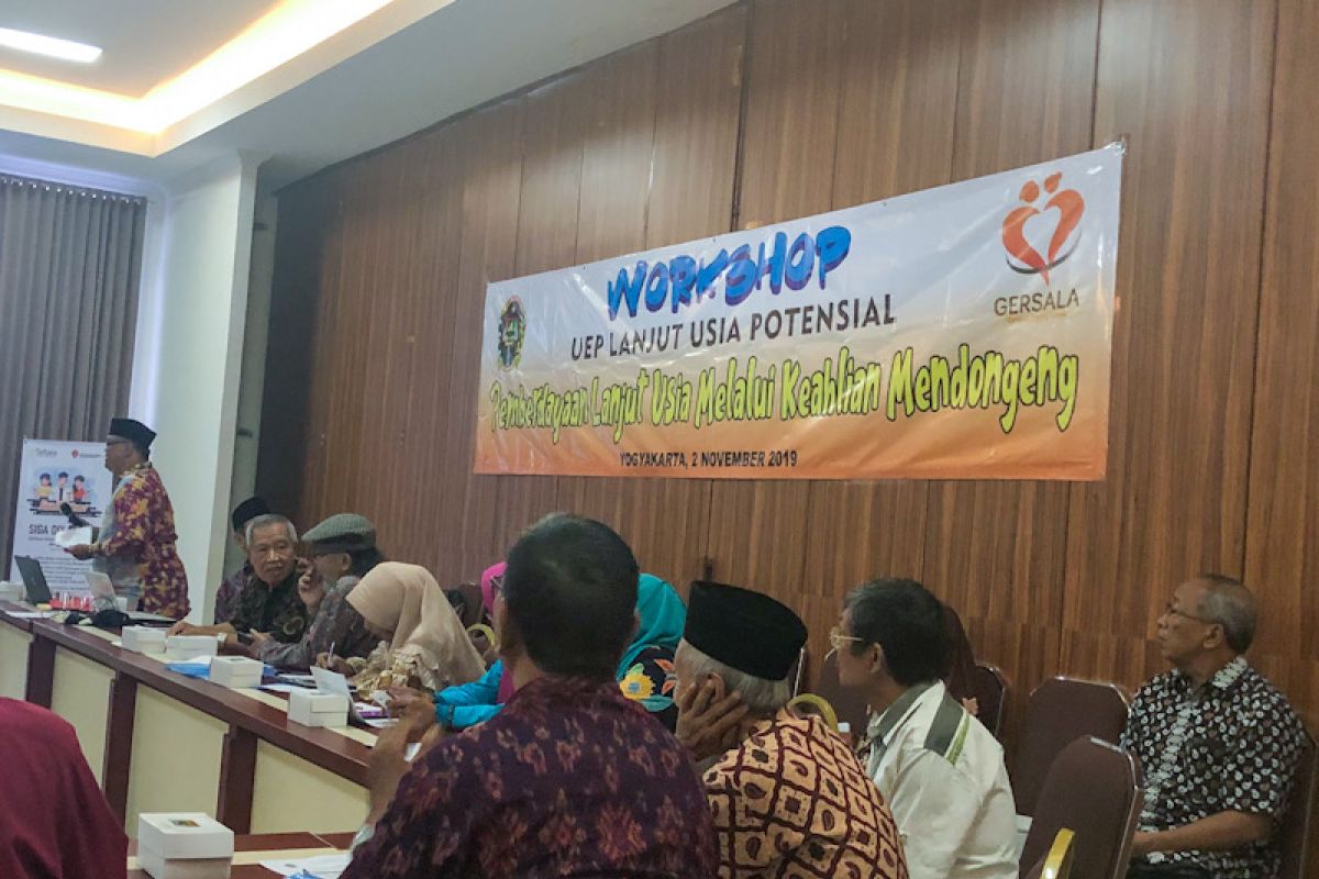 Puluhan lansia Yogyakarta mengikuti pelatihan mendongeng