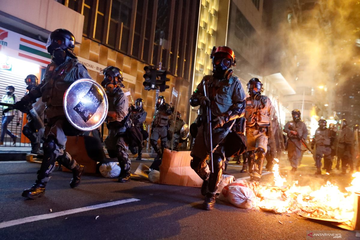 Polisi lepaskan tembakan terhadap massa di Hong Kong rusuh