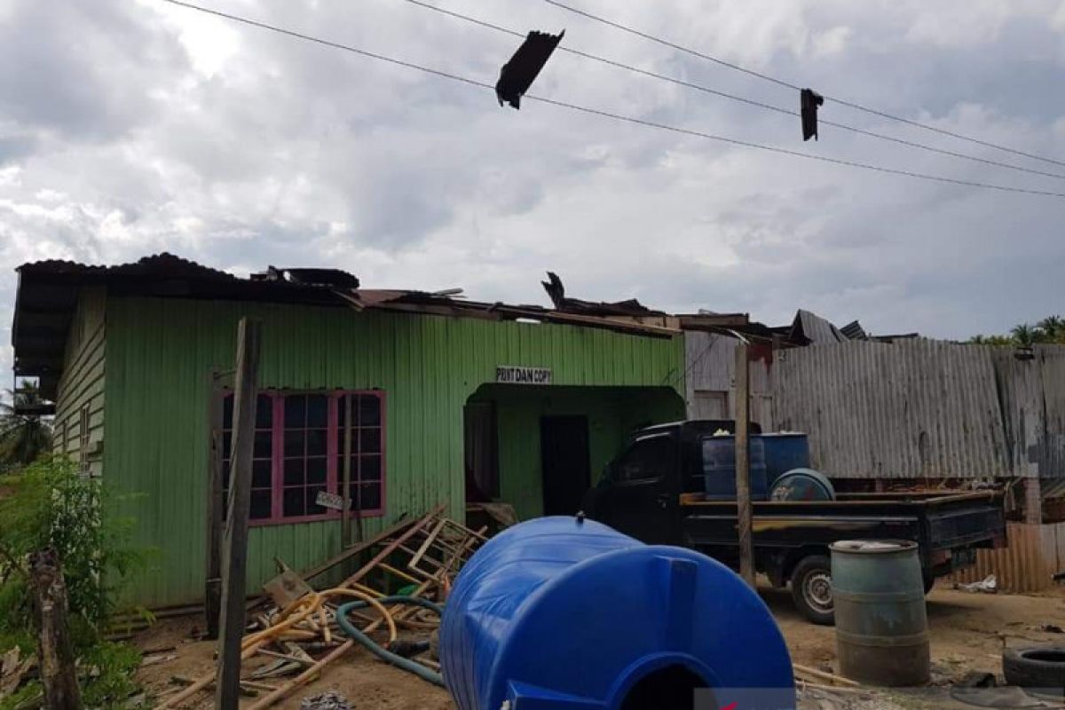 Sejumlah rumah rusak, puting beliung hantam Pulau Sebatik