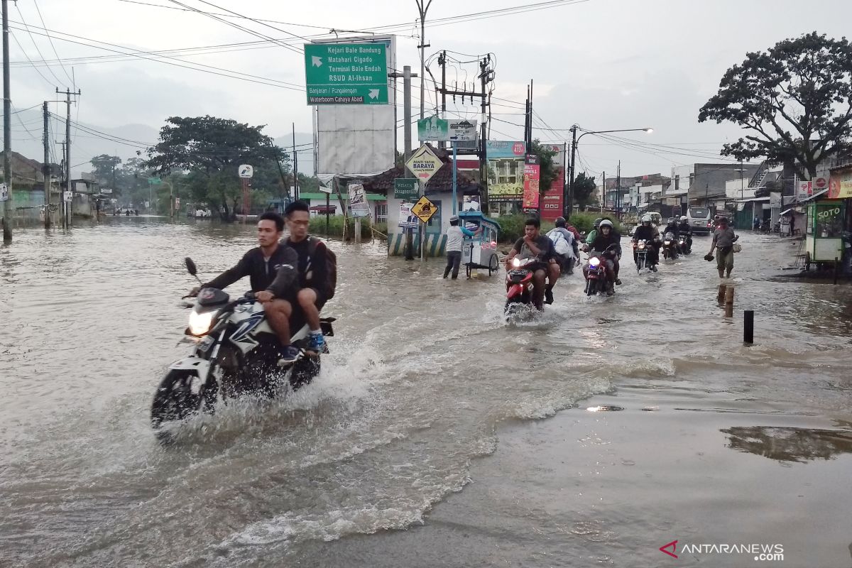 Akibat banjir, akses jalan raya terputus di Banjaran Kabupaten Bandung