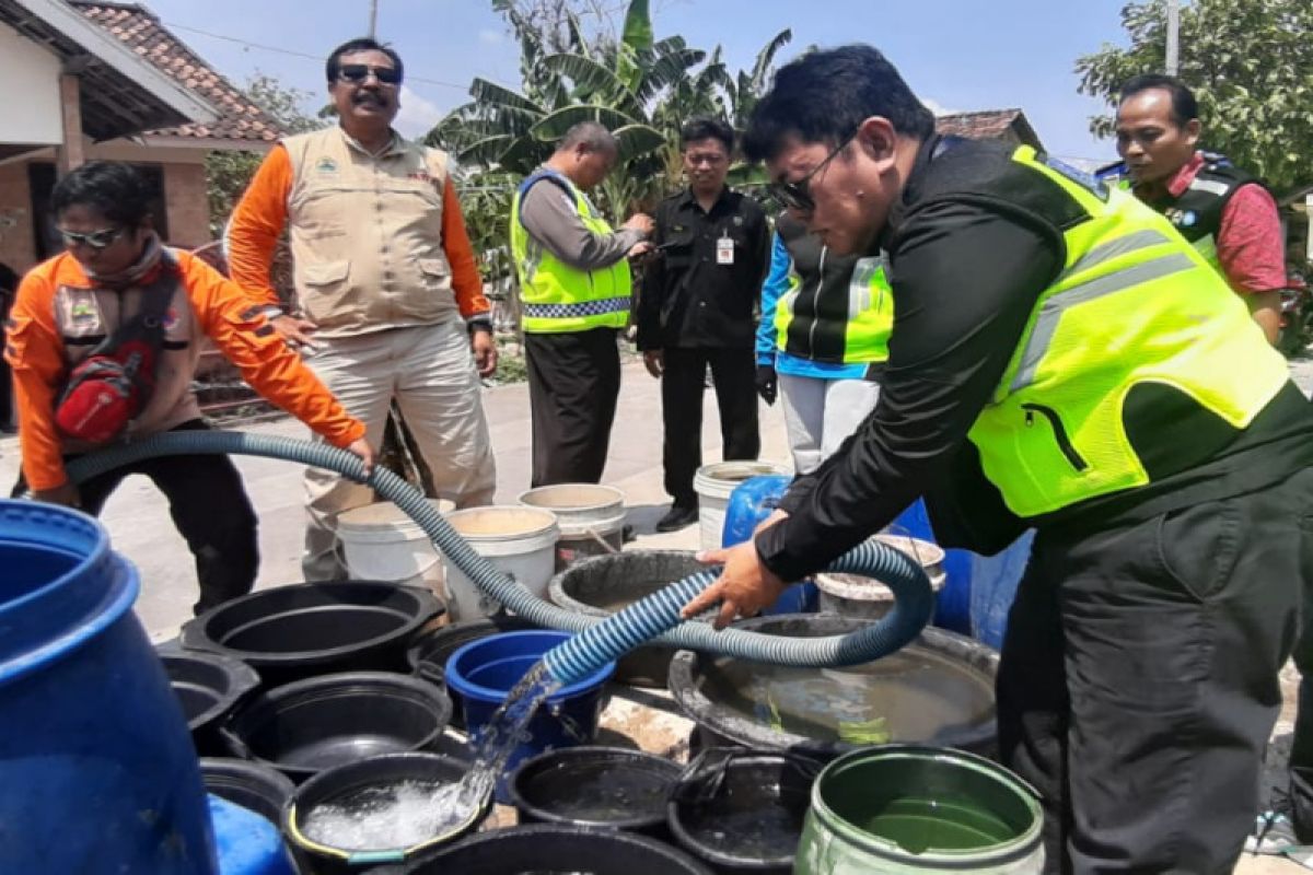 Jasa Raharja bantu 10 tangki air bersih di Demak