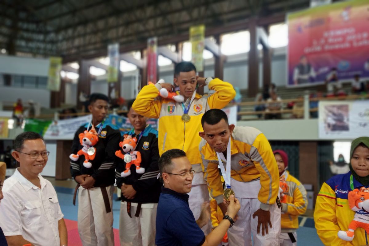 Sekprov dan Ketua KONI Lampung serahkan medali emas kempo