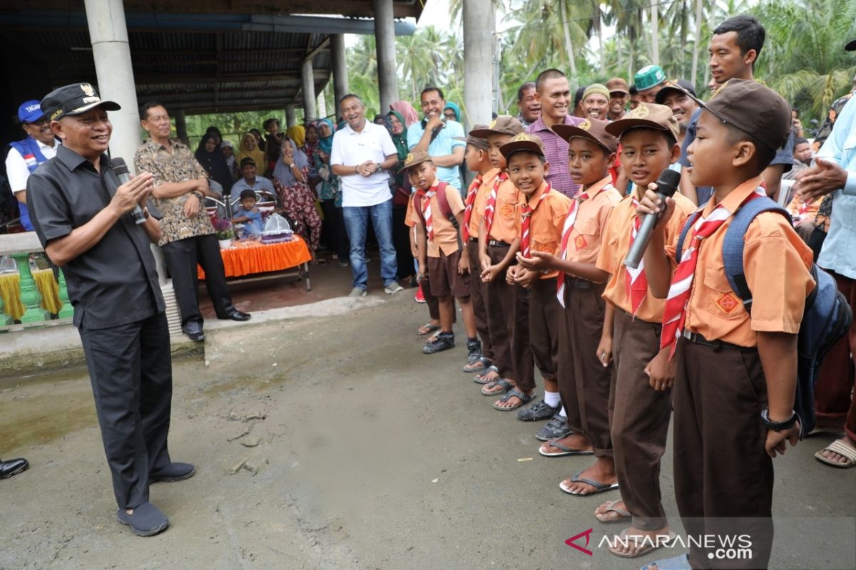 Bupati Asahan saluran bantuan bagi korban banjir Desa Lubuk Palas