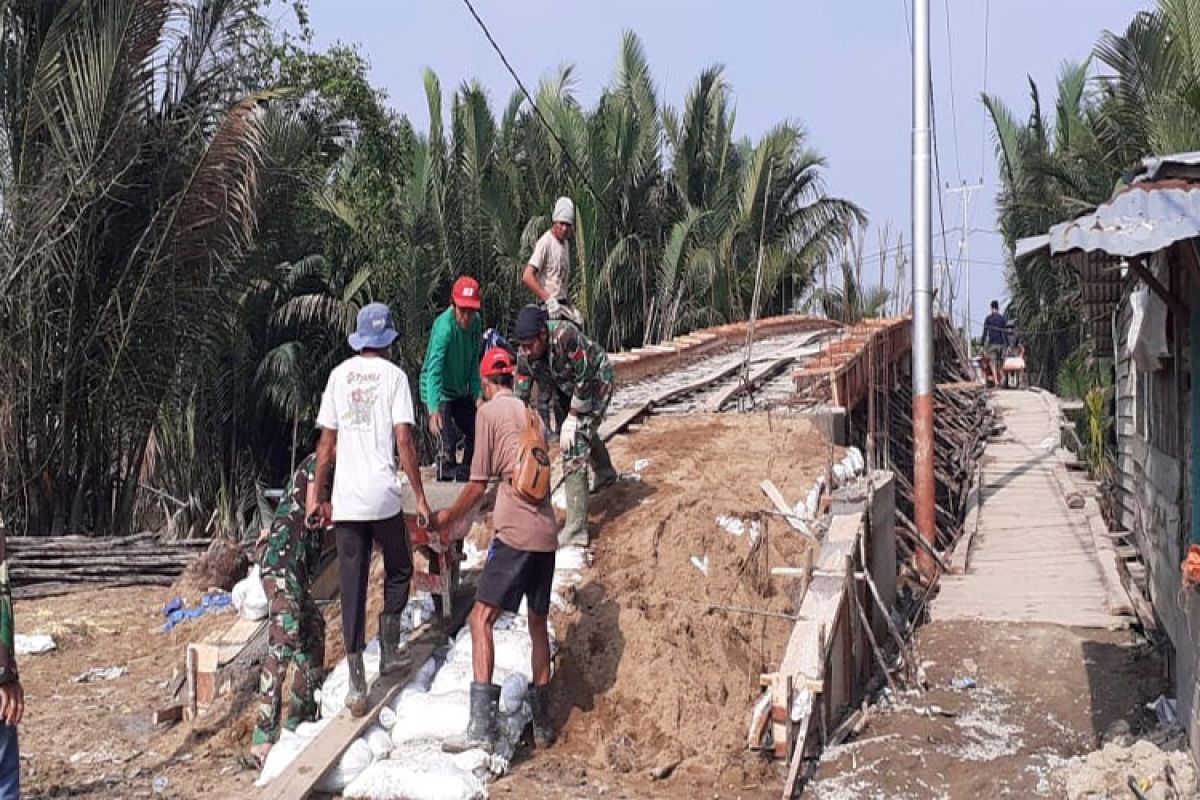 TMMD Kodim Inhil Memulai Pengecoran Lantai Jembatan