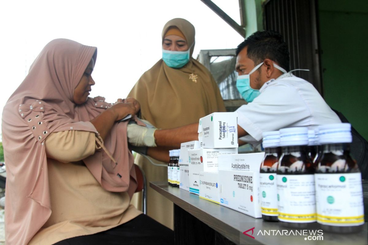 Pengobatan korban banjir di Aceh Barat