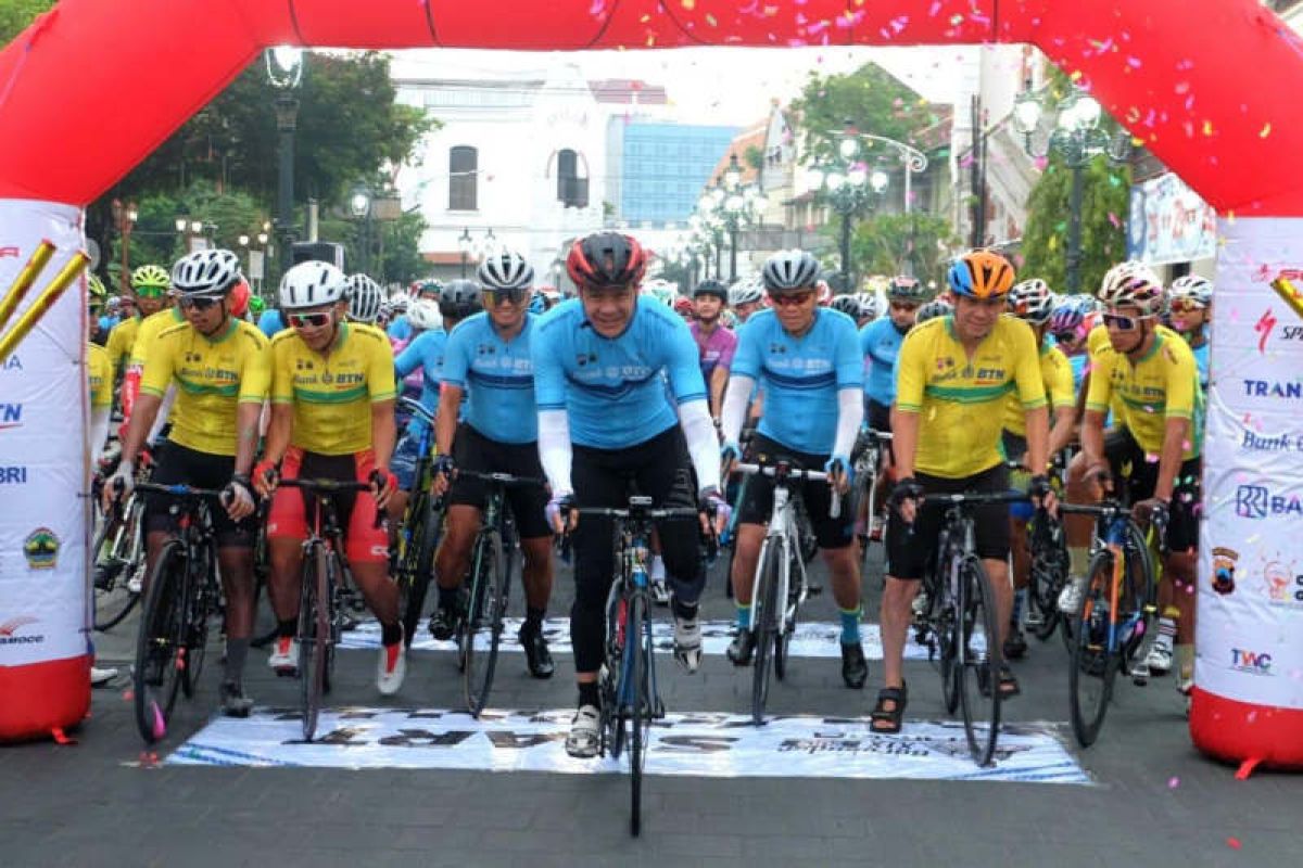 Pebalap Tour de Borobudur dilepas dari Kota Lama Semarang